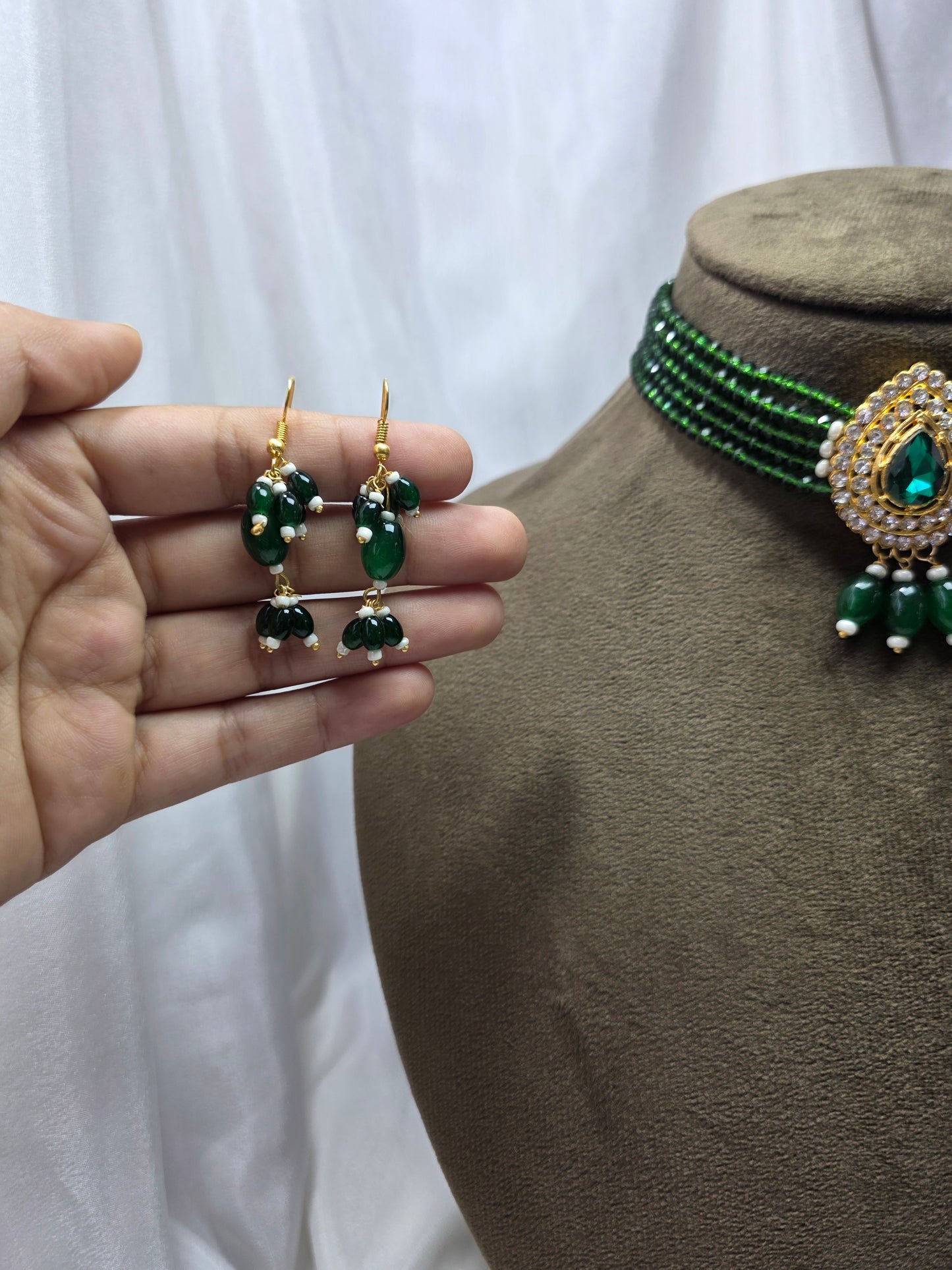 Dark Green Leaf Pendant Choker