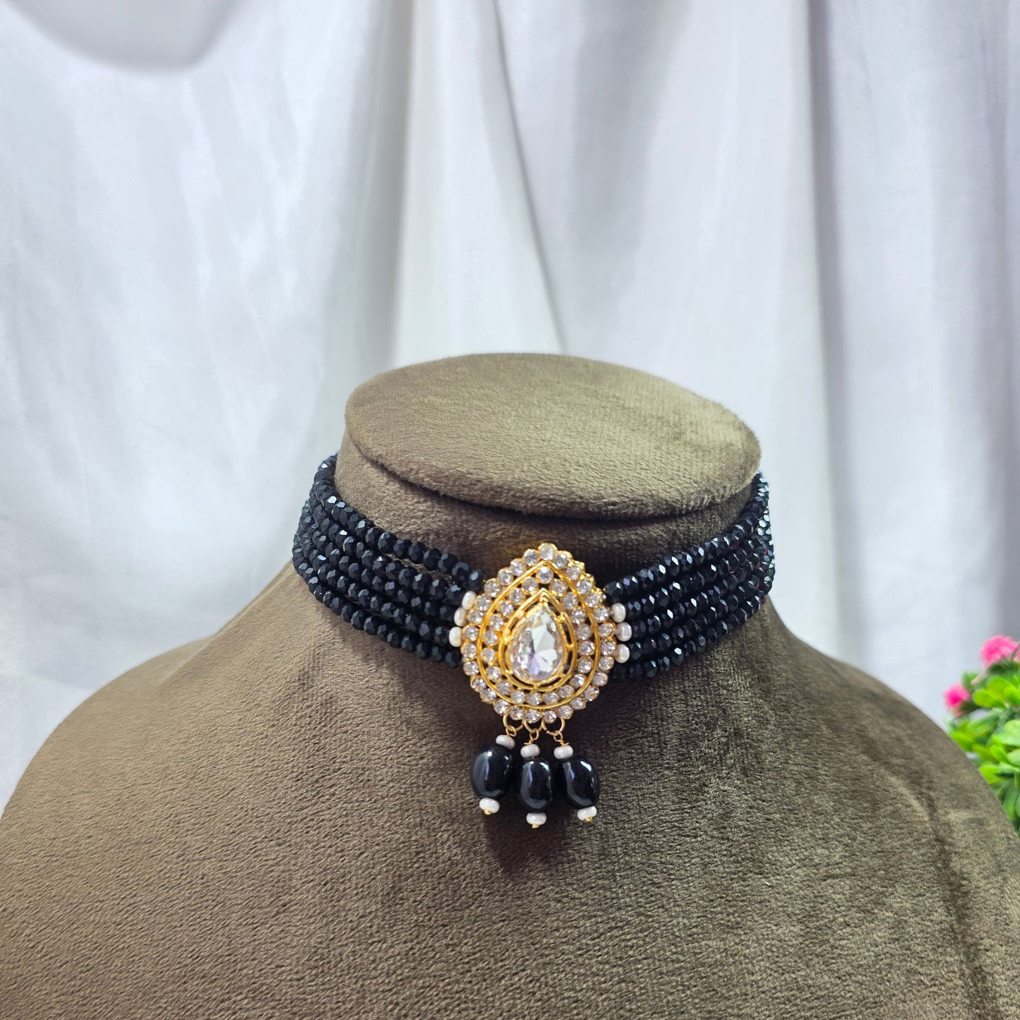 Black Leaf Pendant Choker