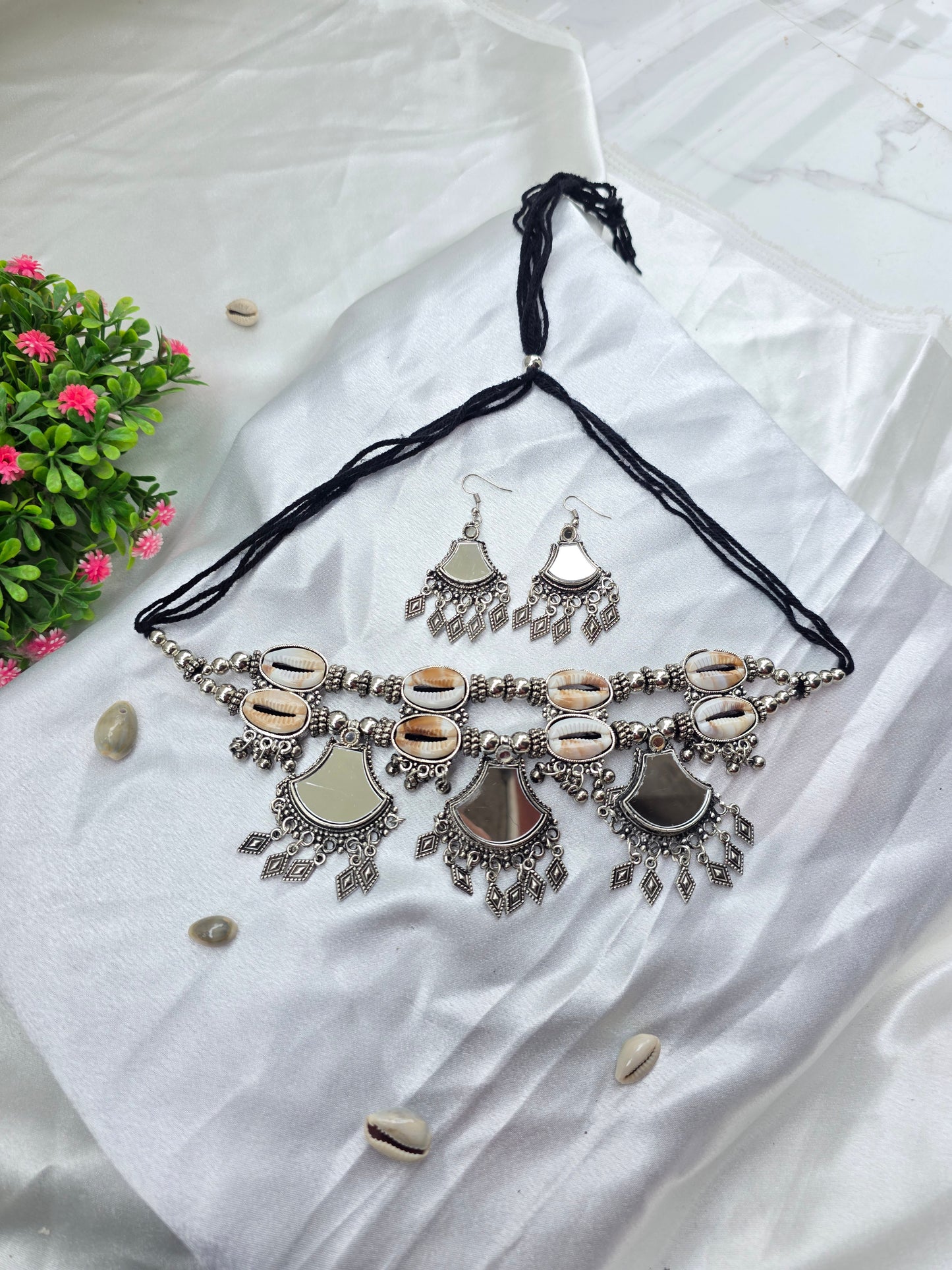 Shell With mirror Oxidised Choker
